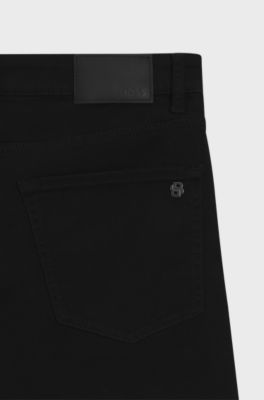 Tapered-Fit Jeans aus bequemem Stretch-Denim mit Stay-Black-Finish, Schwarz