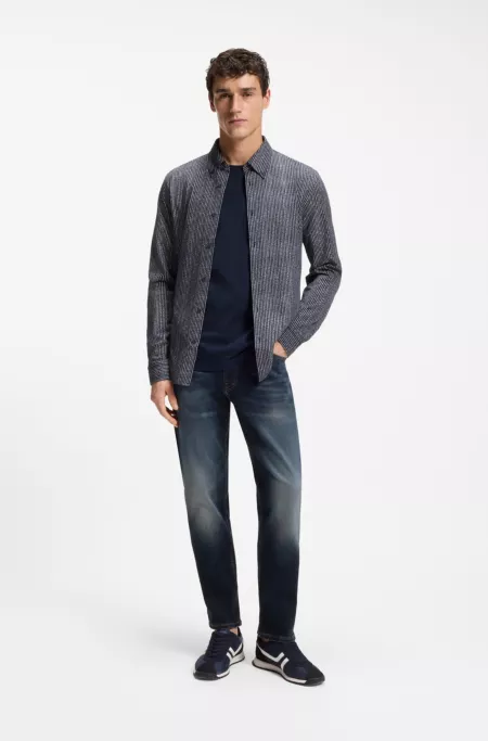 Vaqueros regular fit en suave denim negro azulado que facilita el movimiento