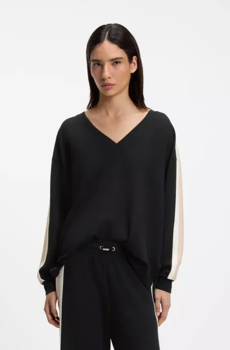 Sudadera con cuello en pico y rayas en contraste en las mangas