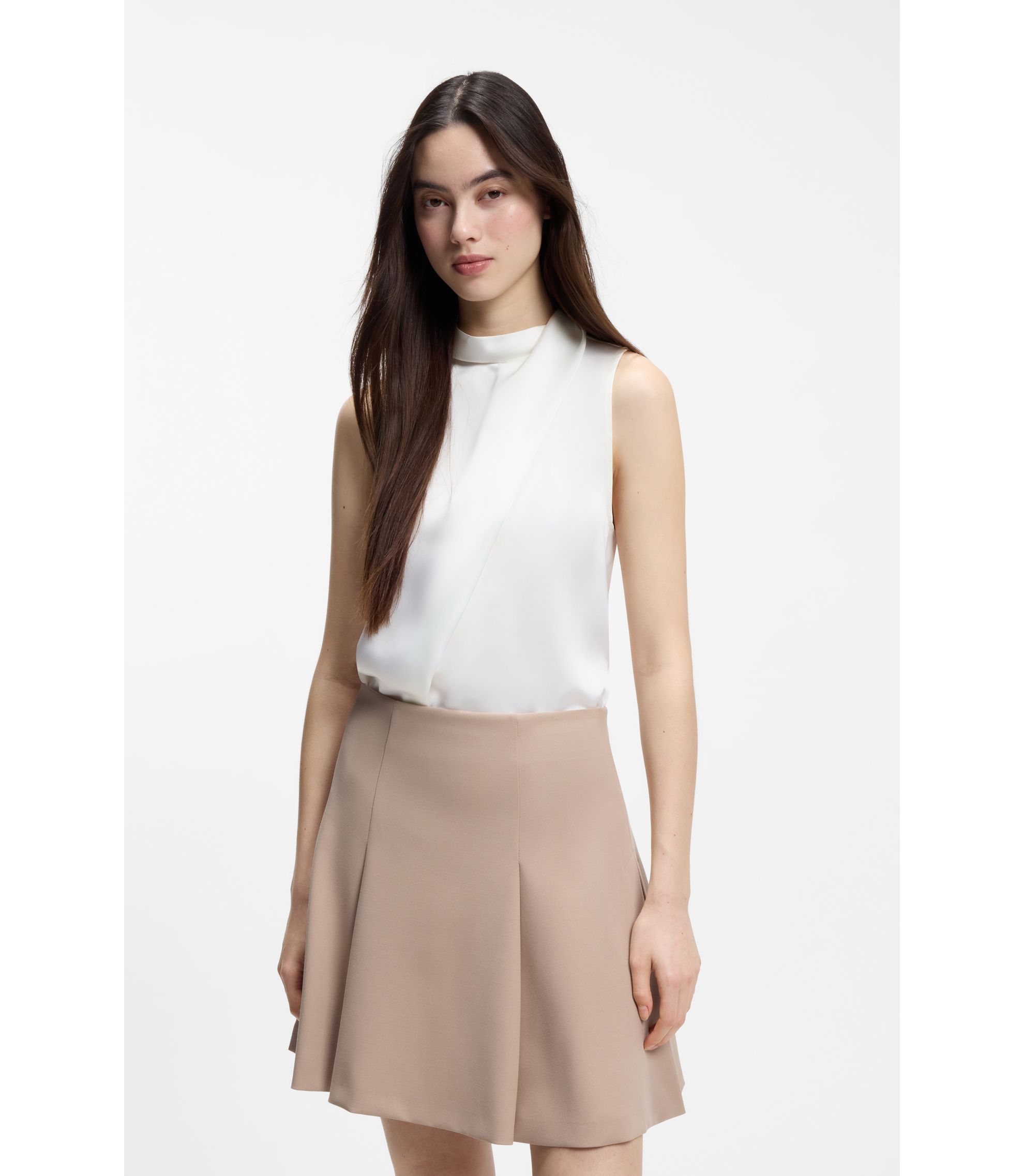 Top aus Satin mit Stehkragen und Drapierung