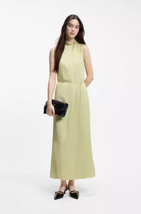Maxikleid aus Satin mit abnehmbarem Kettengürtel