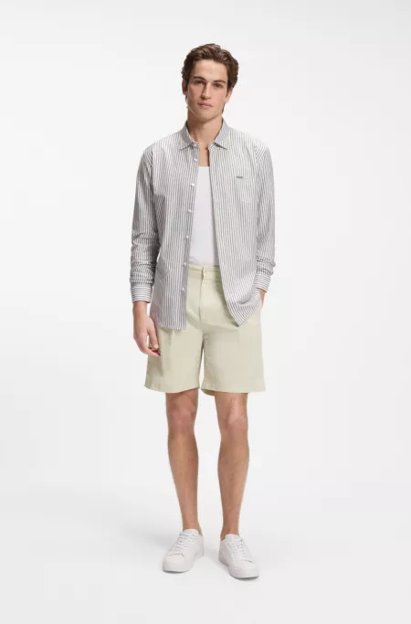Pleated shorts with comfort waistband