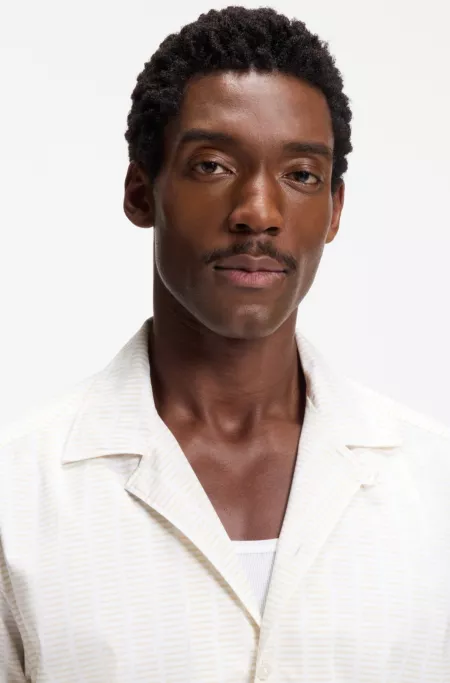 Camisa relaxed fit con cuello cubano en popelín de algodón elástico