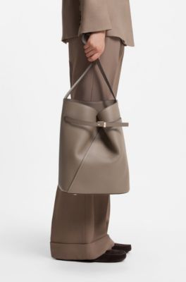 Leather bucket bag with gold-tone hardware, Light Brown