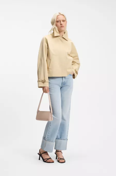 Bolso de bandolera con letras de logo