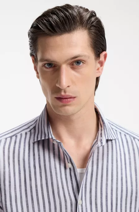 Camisa regular fit en lino a rayas