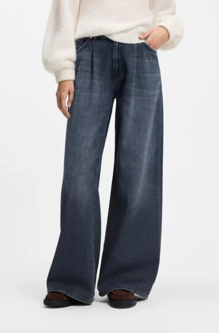 Jeans aus blauem Denim mit weitem Beinverlauf und Bundfalten auf der Vorderseite