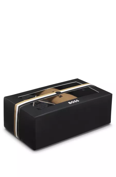 Lot de trois paires de chaussettes en coton mélangé, présentées dans un coffret cadeau