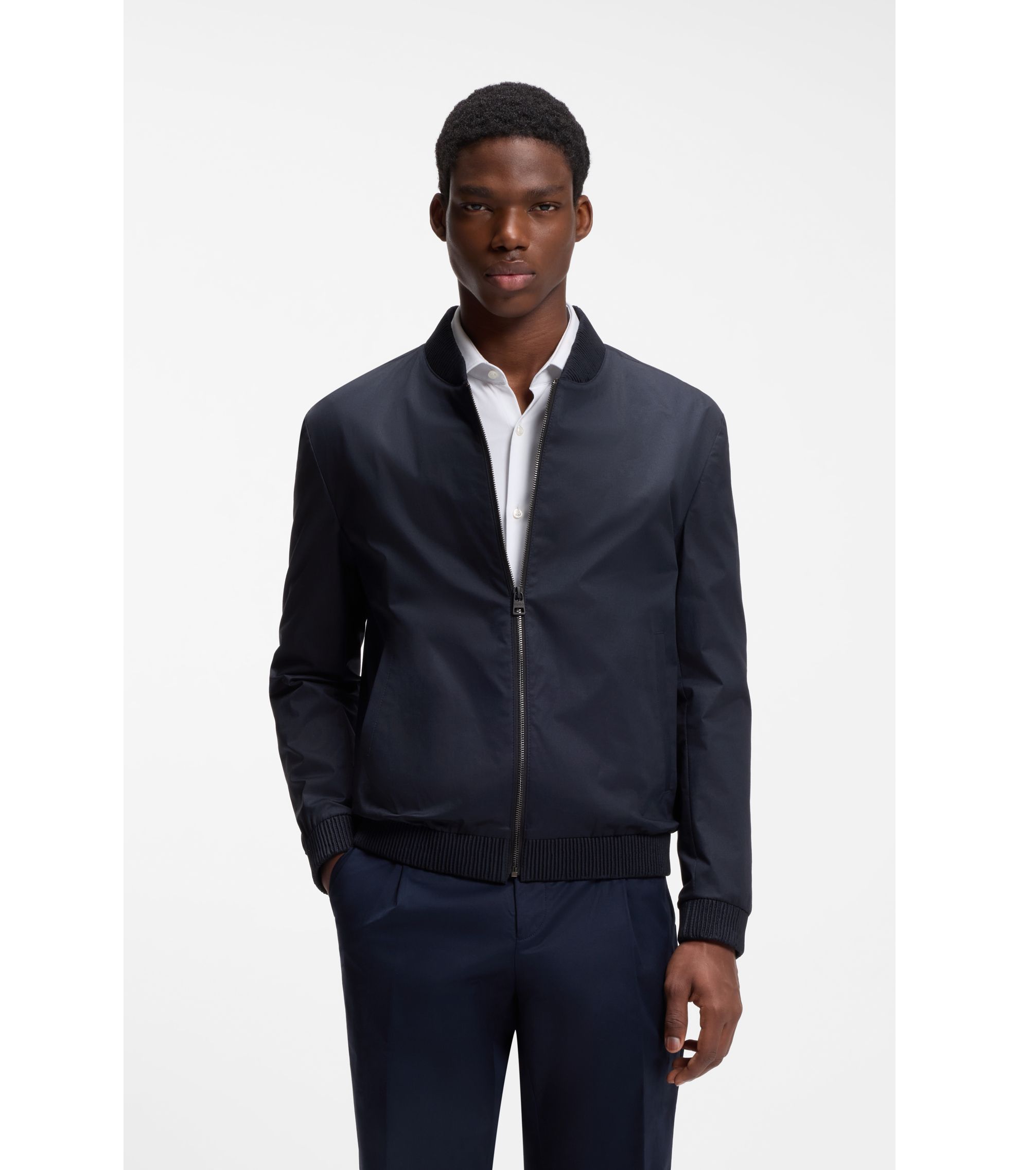 Slim-Fit Jacke aus Stretch-Baumwolle-Twill mit Reißverschluss