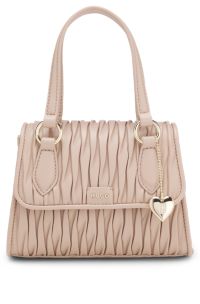 Bolso de mano de piel sint&eacute;tica matelass&eacute; con colgante met&aacute;lico de coraz&oacute;n, Rosa claro
