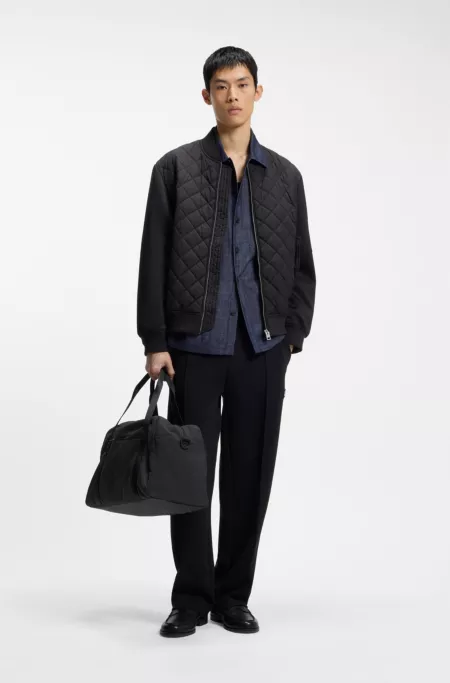 Bolsa de viaje con detalle de logo espaciado