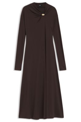 Robe longue &agrave; encolure drap&eacute;e avec d&eacute;tail en m&eacute;tal, Marron fonc&eacute;