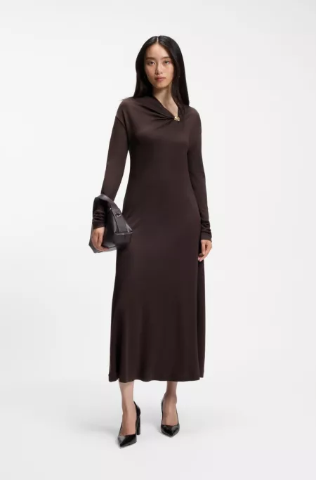 Robe longue à encolure drapée avec détail en métal