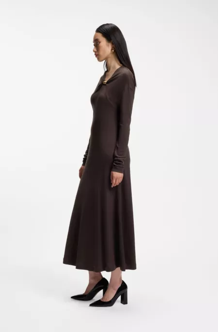 Robe longue à encolure drapée avec détail en métal
