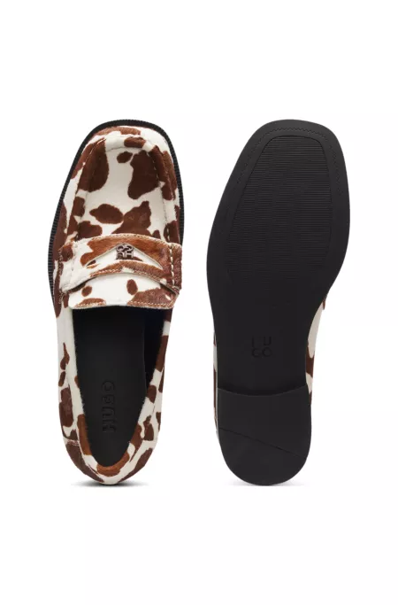 Semi-squared loafers with tonal hardware