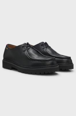 Mokassin-inspirierte Derbys aus genarbtem Leder, Schwarz