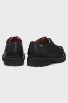 Mokassin-inspirierte Derbys aus genarbtem Leder, Schwarz