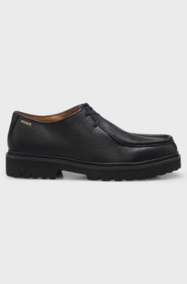 Mokassin-inspirierte Derbys aus genarbtem Leder, Schwarz