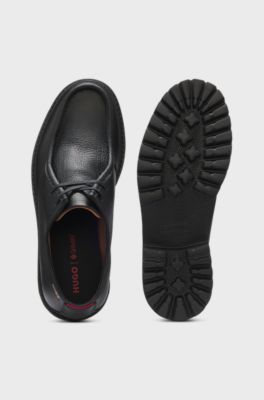 Mokassin-inspirierte Derbys aus genarbtem Leder, Schwarz