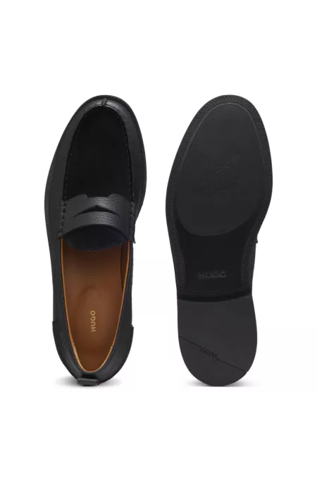 Loafer aus genarbtem Leder mit Schuhblatt aus Veloursleder