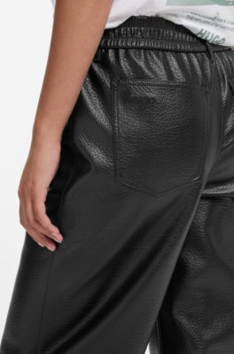 Pantaloni relaxed fit in similpelle con tasche applicate, Nero