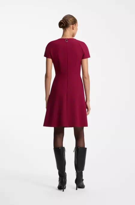 Robe à manches courtes en tissu stretch plissée sur le devant