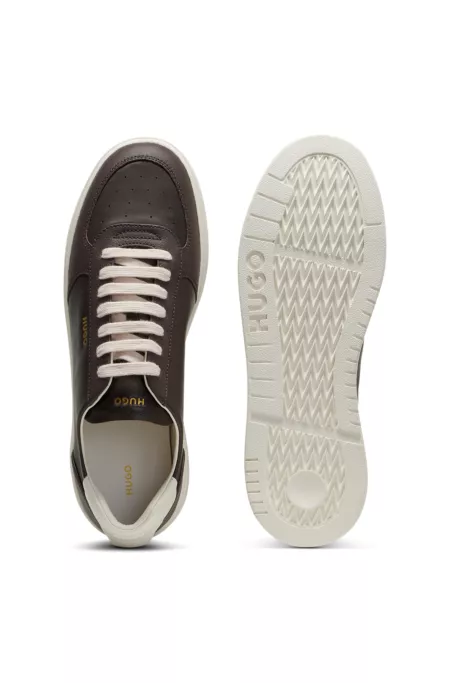 Baskets en cuir à logo doré