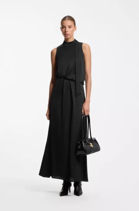 Robe longue en satin à col écharpe