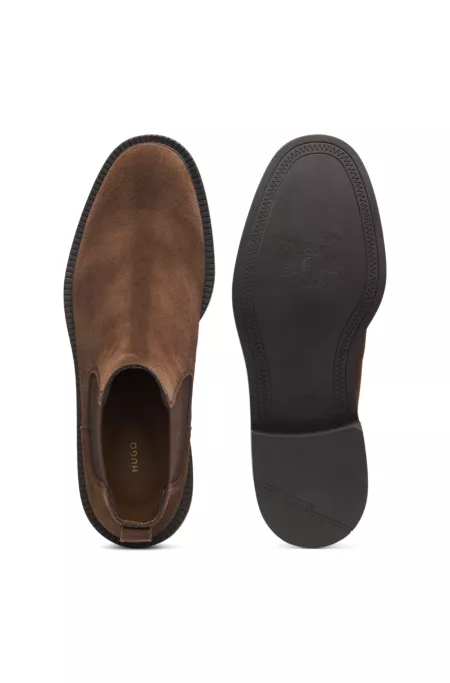 Chelsea boots in suede with embossed logo