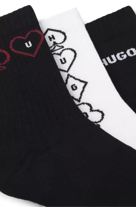 Three-pack of patterned socks in a cotton blend