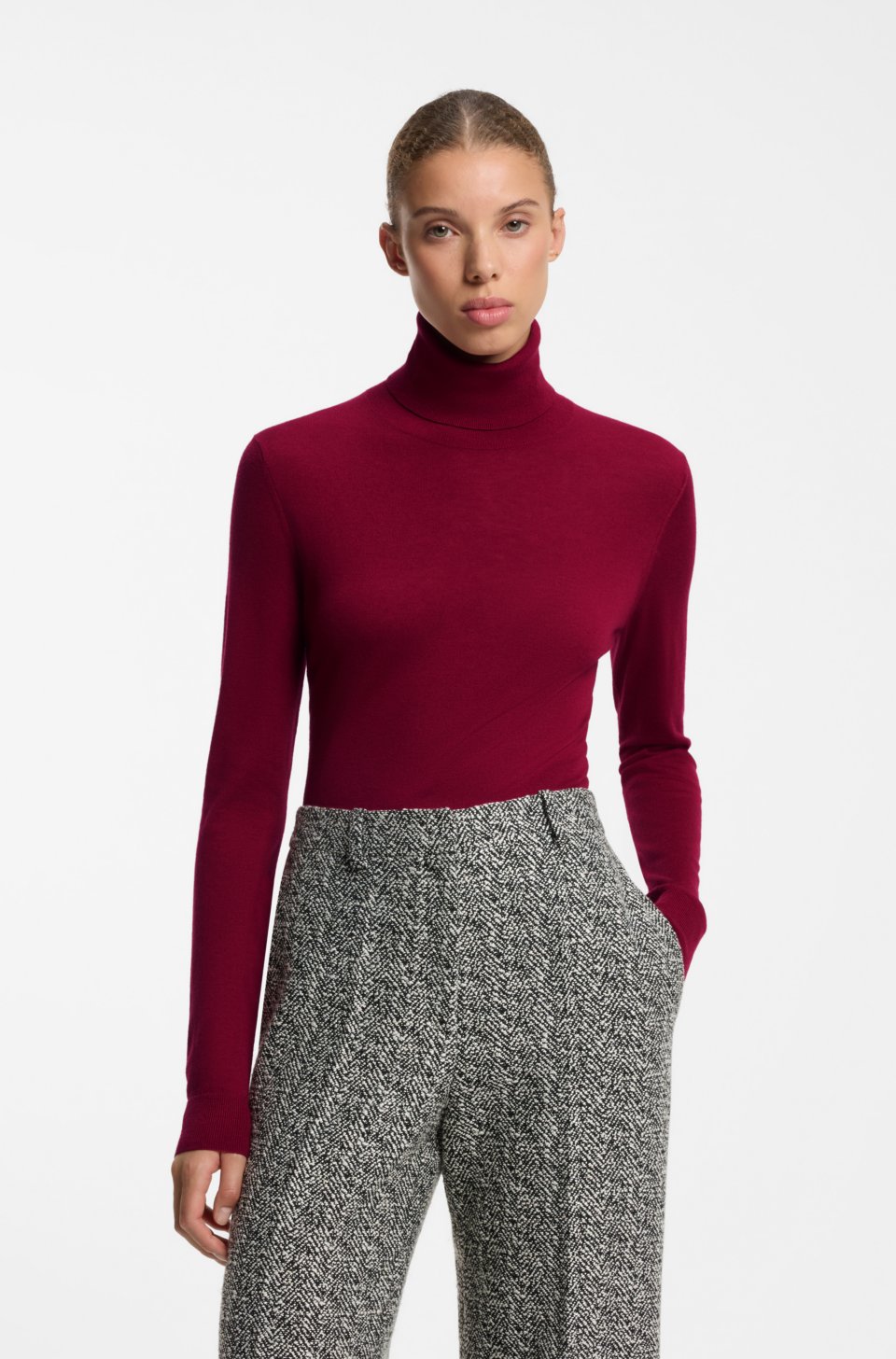 Rollneck sweater in a wool blend with cashmere