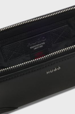 Crossbody-v&auml;ska med metallbeslag i borstat silver, Svart