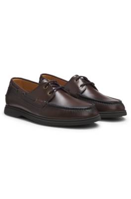 Boat shoes in leather with embossed logo 1