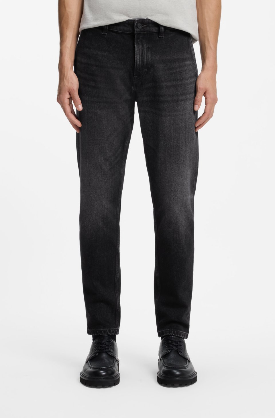 Tapered-fit jeans in black comfort-stretch denim