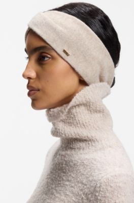 Strikket pandeb&aring;nd i kashmirblanding med metallogo, Lys beige