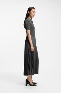 Vestido polo de manga corta con falda plisada, Gris oscuro