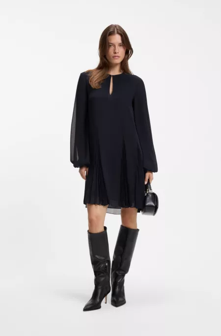 Robe courte à empiècements plissés