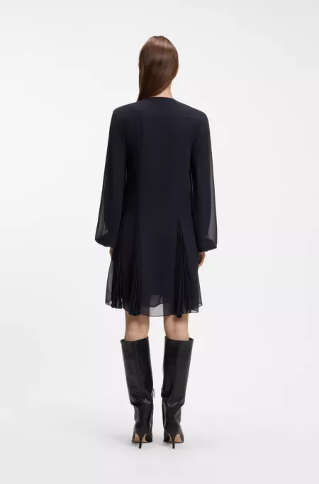 Robe courte à empiècements plissés