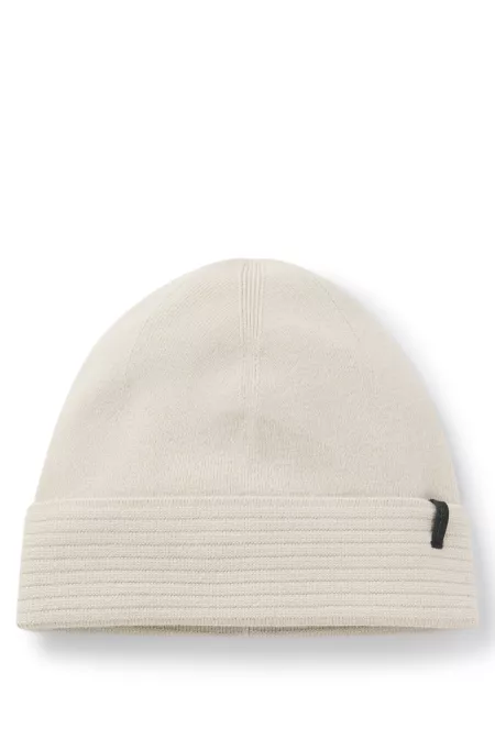 Knitted beanie hat in thermo-regulating stretch fabric