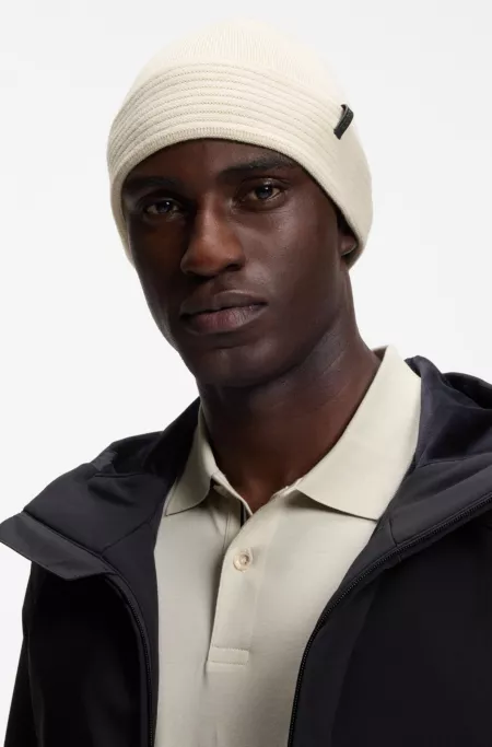 Knitted beanie hat in thermo-regulating stretch fabric