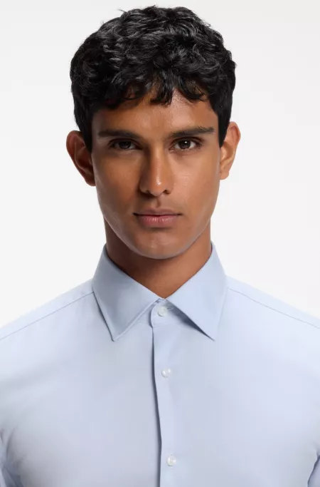Camisa slim fit en sarga de algodón de planchado fácil