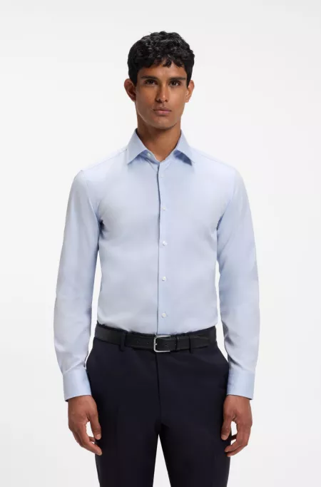 Camisa slim fit en sarga de algodón de planchado fácil