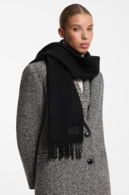 Fringed scarf in a wool blend with logo label, Black