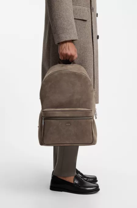Rucksack mit metallenem Logo-Schriftzug