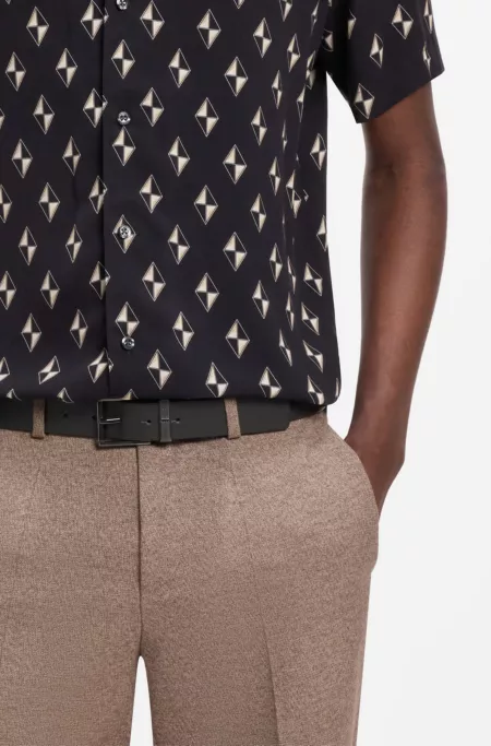 Ceinture en cuir réversible fabriquée en Italie présentée dans une pochette logotée