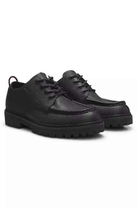 Derby shoes in grained leather with lug sole