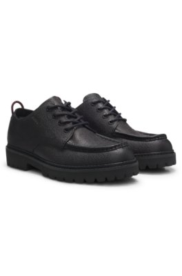 Derby shoes in grained leather with lug sole