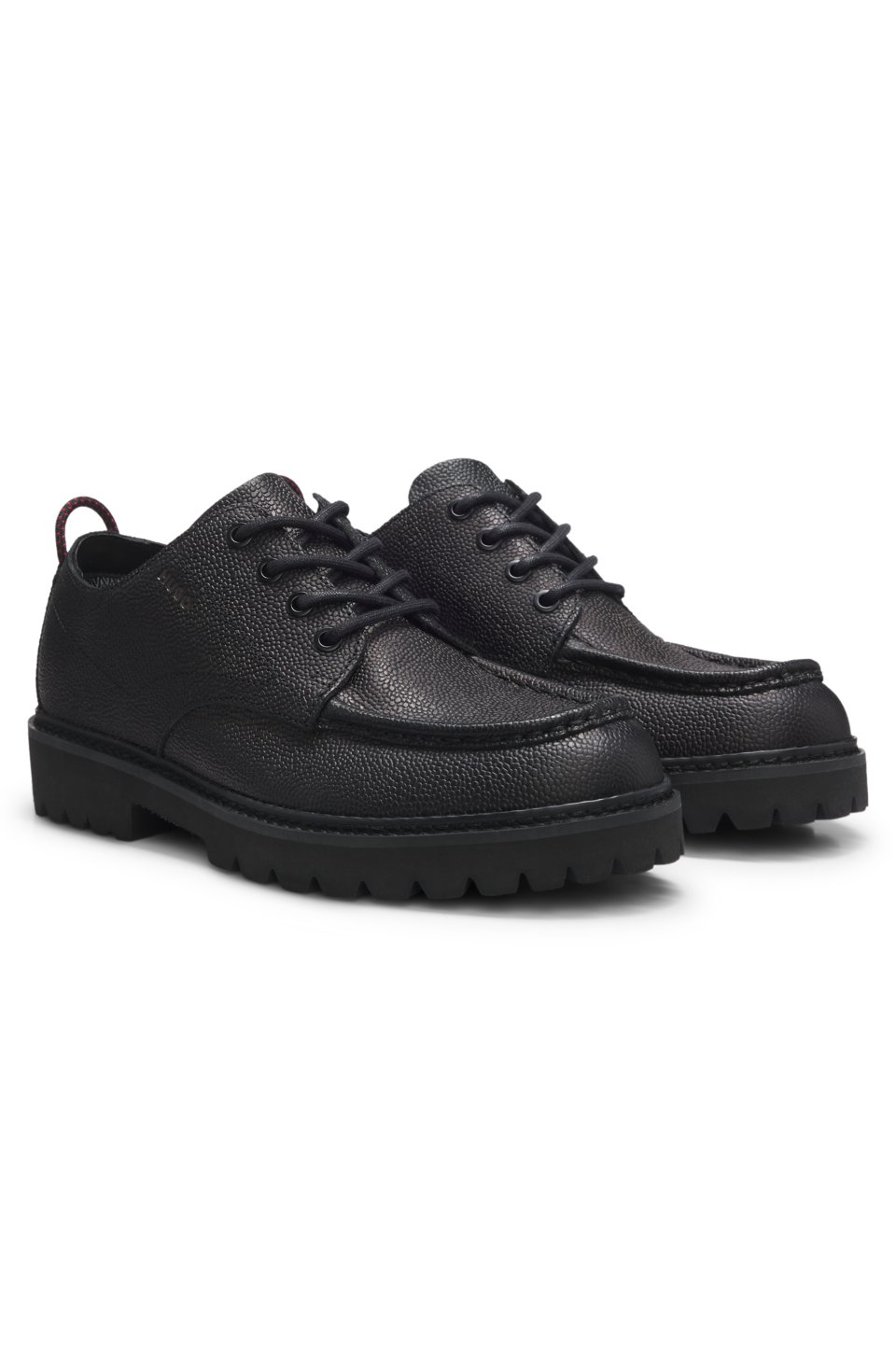 Derby shoes in grained leather with lug sole