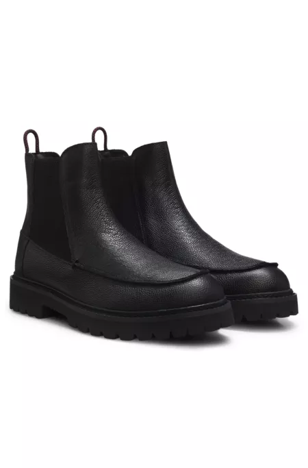 Chelsea boots in grained leather with gold-foil logo