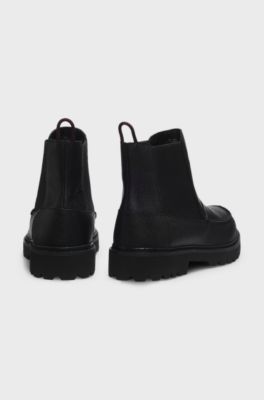 Chelsea boots in grained leather with gold-foil logo, Black